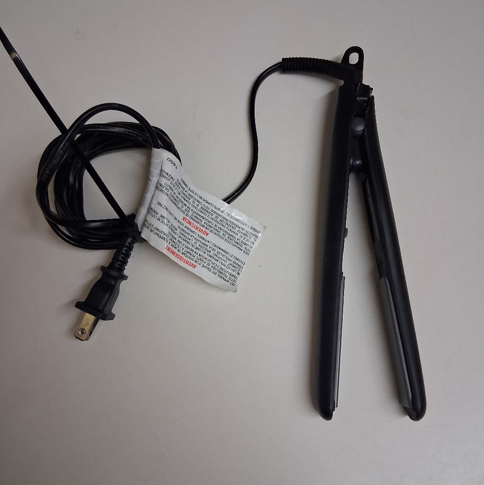 BaByliss Pro Titanium Travel Size Flat Iron 3/4 Inch BT137, Tested and Working
